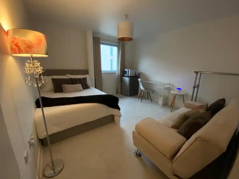 Xl Bright Room+parking+fridge+micro - 20min Bridge - 3 Min Walk To Train/bus Station Séjour chez l'habitant