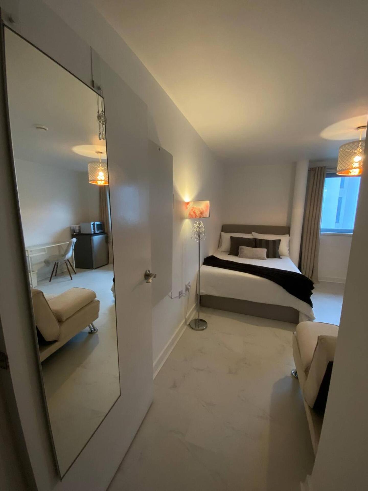 Xl Bright Room+parking+fridge+micro - 20min Bridge - 3 Min Walk To Train/bus Station * Londres