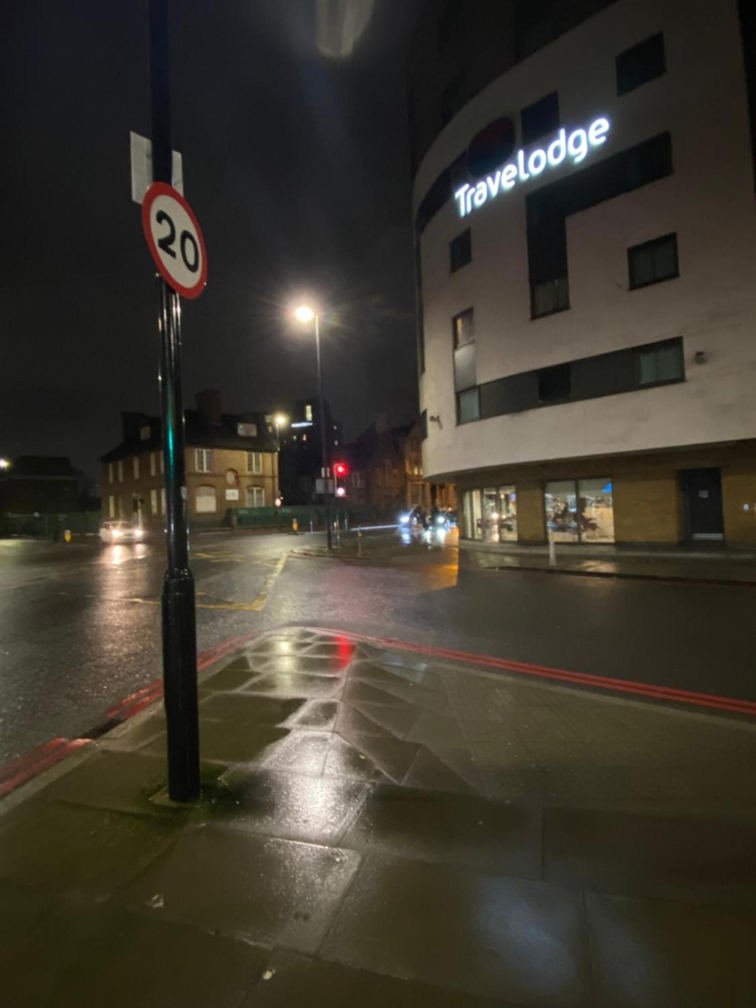 Xl Bright Room+parking+fridge+micro - 20min Bridge - 3 Min Walk To Train/bus Station * Londres
