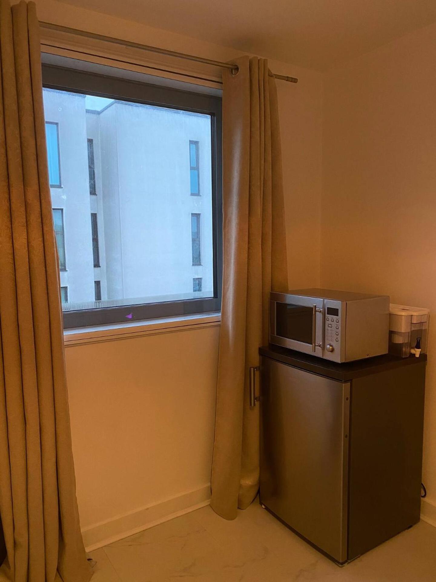 Xl Bright Room+parking+fridge+micro - 20min Bridge - 3 Min Walk To Train/bus Station * Londres