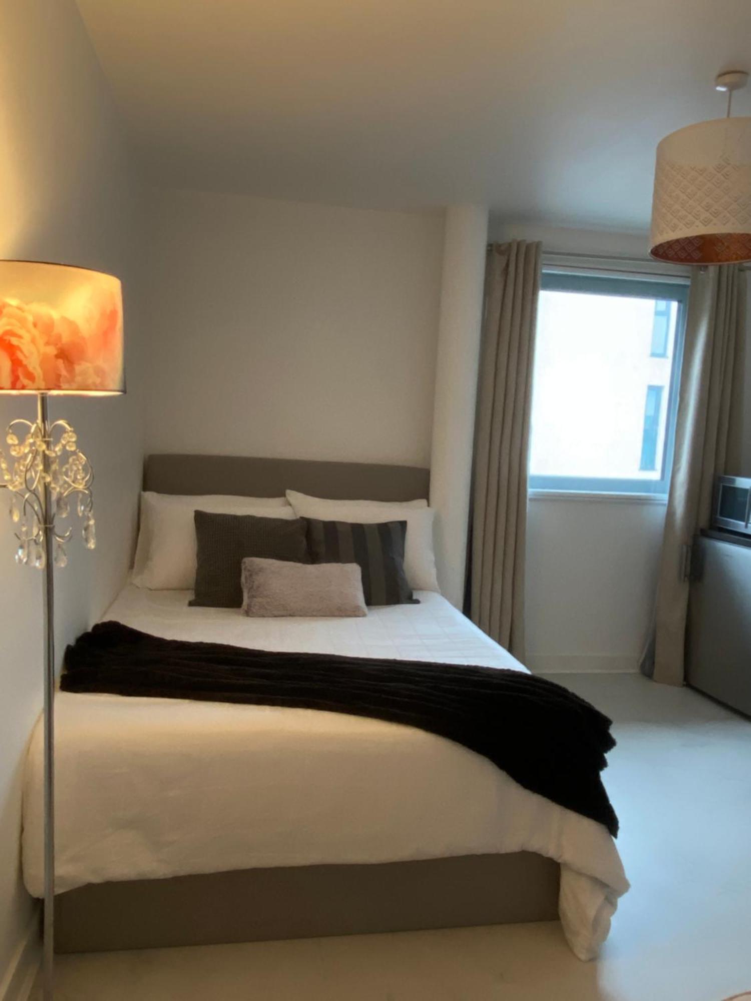 Hospedagem domiciliar Xl Bright Room+parking+fridge+micro - 20min Bridge - 3 Min Walk To Train/bus Station *