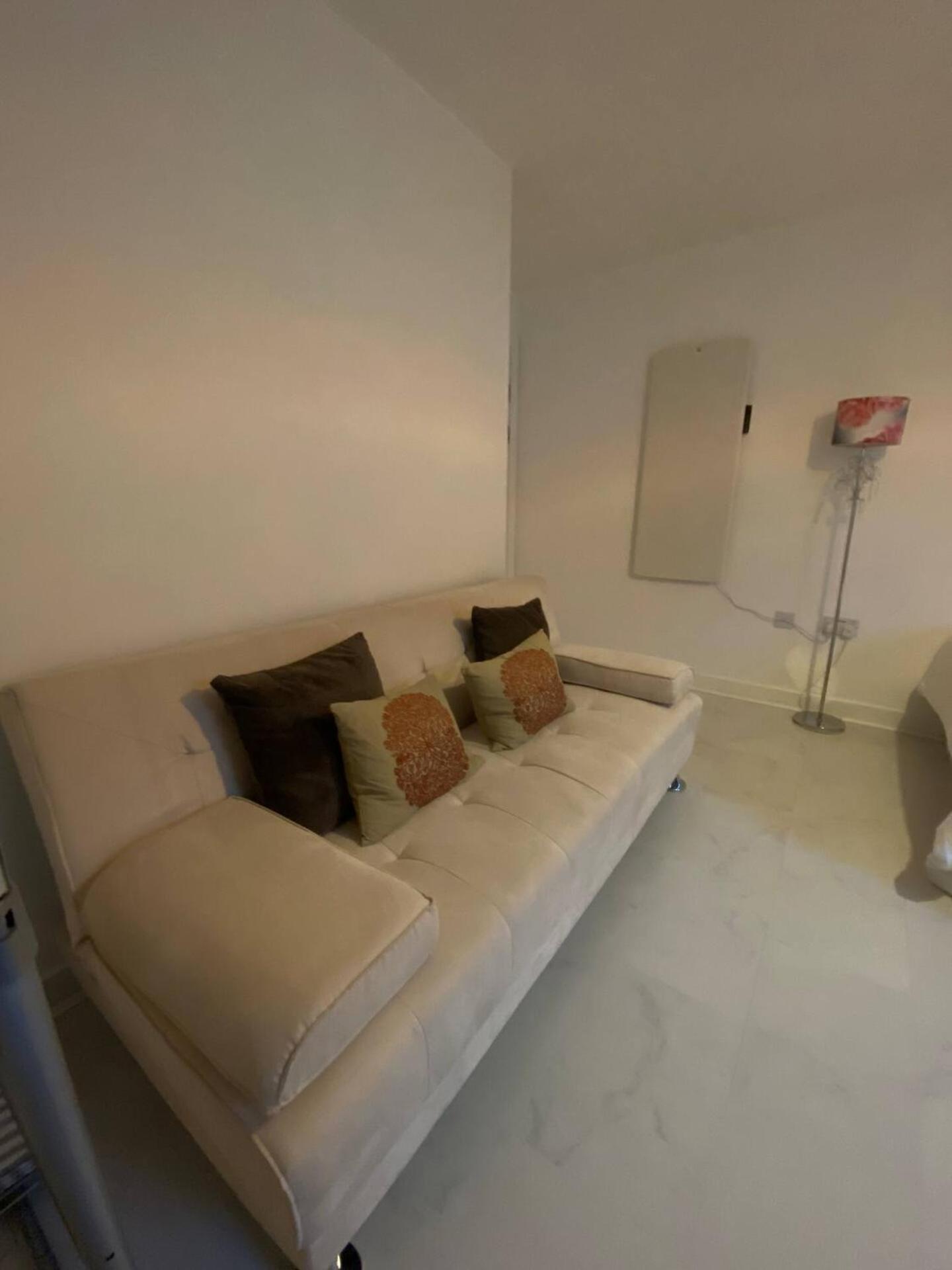 Xl Bright Room+parking+fridge+micro - 20min Bridge - 3 Min Walk To Train/bus Station Hospedagem domiciliar Londres