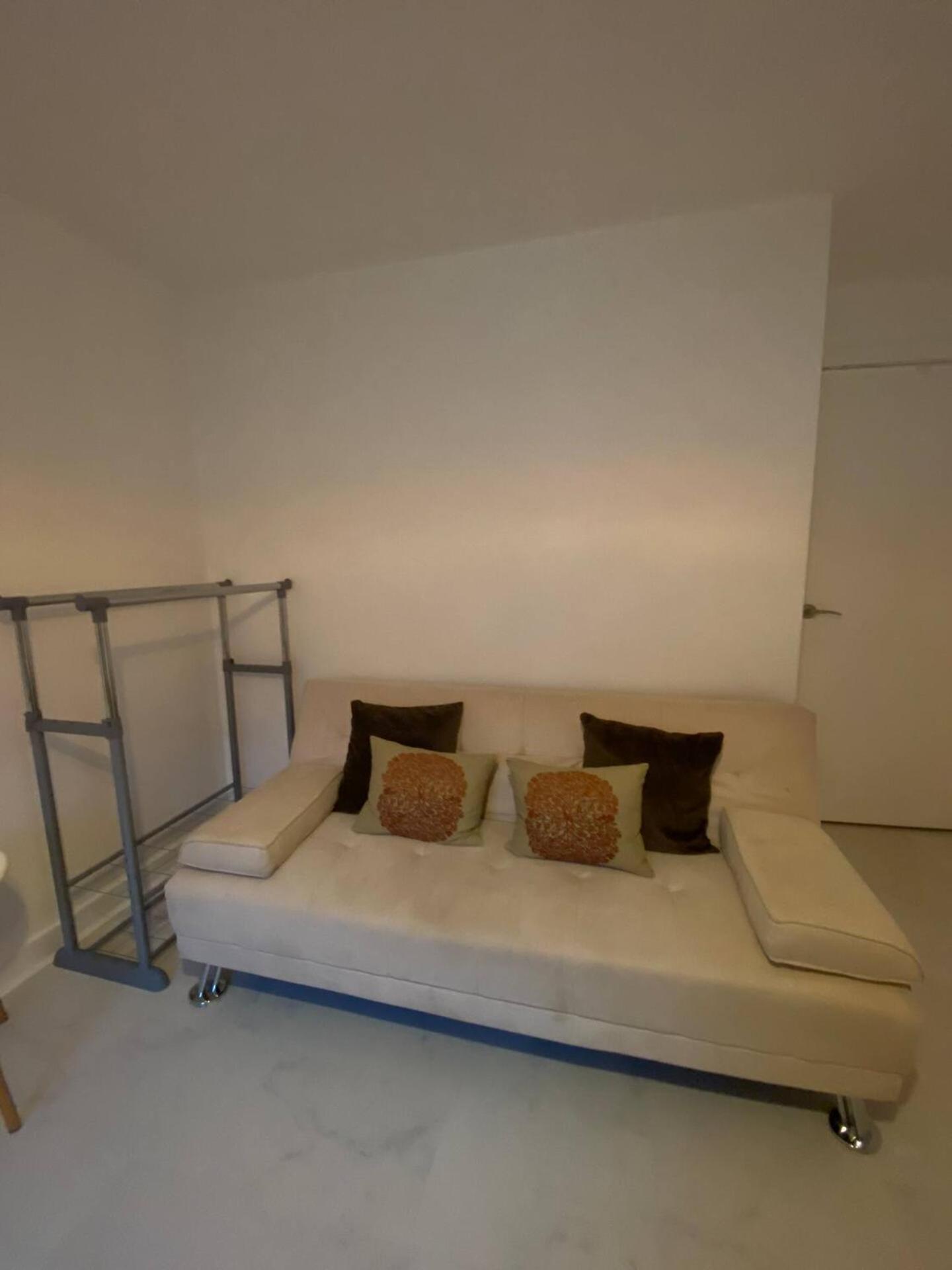 Hospedagem domiciliar Xl Bright Room+parking+fridge+micro - 20min Bridge - 3 Min Walk To Train/bus Station Londres