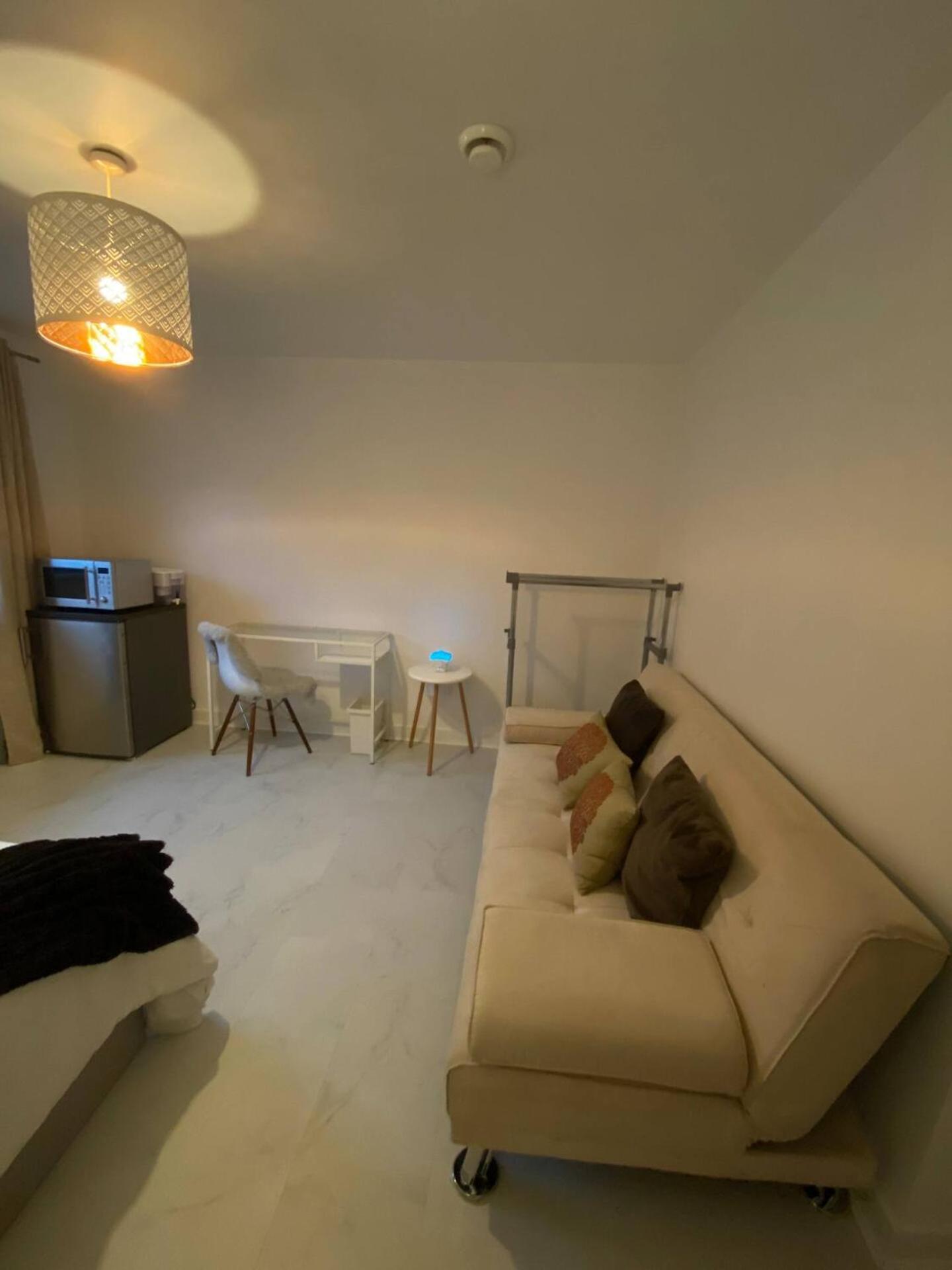 Xl Bright Room+parking+fridge+micro - 20min Bridge - 3 Min Walk To Train/bus Station Londres